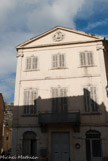 <center>Ancien Hôtel de Ville.</center>Son fronton triangulaire porte les armoiries de la commune 