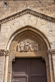 <center>Eglise San Siro</center>Portail latéral. Vierge à l’enfant, avec à droite, San Romolo avec une épée et à gauche San Siro. Romolo fut chassé de Gènes, mais il ne fut pas décapité, ni martyrisé.