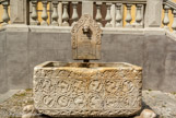 <center>Quartier du Piano.</center> Fontaine dans un sarcophage médiéval de l’an 1100 environ.