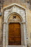 <center>Eglise San Siro</center>Portail de 1300, la roue symbole de l’éternité, le palmier, symbole de Sanremo, le saint agneau au centre.
