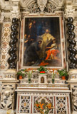 <center>Eglise San Stefano</center> Le tableau représente Saint Ignace habillant Saint François Borgia de sa robe de jésuite (1669-1671 ). Il fut réalisé par le très célèbre peintre jésuite Andrea Pozo (1649-1702).