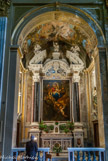 <center>Eglise San Stefano</center>A droite se trouve la chapelle des Palmari. A l'intérieur, la toile représentant La Vierge et l'Enfant avec Saint François et Saint Anne fut réalisée par un important peintre génois, Domenico Piola (1628-1703). Son propre fils, Anton Maria, I'aida dans sa création.