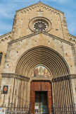 <center>Eglise San Siro</center>Siro veut dire homme venant de Syrie, c’est un évêque de Gênes qui a fondé la ville de Castrum au X – XI siècles situé dans la montagne. Les fondations de l’église sont paléochrétienne du VI siècle. Elle a était  reconstruite au XIII-XIV siècles en style romano gothique. C’est une concathédrale car il n’y a pas d’évêque. La façade néogothique du XX siècle. A l’intérieur, il y a peu d’ouvertures mais des arcs gothiques, car c’était une église-forteresse.