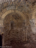 <center></center><center>Ferme du prieuré de Vilhosc</center> Il ne subsiste du prieuré que la crypte. So pla se compose d'une partie centrale suivie d'une abside semi-circulaire et flanquée de deux_bascôtés terminés xhacun par une absidiole.