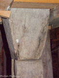 <center></center><center>Ferme du prieuré de Vilhosc</center> Chapiteau portant uine inscription mentionnant la dédicace d'un autel du Saint-Sépulcre le 7 des Calendes de mai et qui peut remonter à la fin du Xe ou au début du XIe.