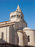 <center></center><center>L'église Notre-Dame-des-Pommiers. </center> Chevet de la cathédrale : l'abside centrale,  au bout de la nef  et une absidiole au bout d'un collatéral. Le tambour octogonal portait peut-être le clocher primitif disposition lombarde superbe, unique de ce côté des Alpes.