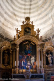 <center>La cathédrale.</center>Retable de 1647, avec un tableau de Mignard, un concert d'anges entourant la Sainte Famille, sur lequel se penche Dieu le Père.