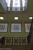 <center></center><center> Tribunal de commerce </center> Un vaste escalier rampant dessert les quatre étages.