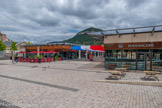 <center>Millau</center>Place de la Capelle, dominée par le Pouncho d'agast. Au Moyen-Age, le lieu-dit de la Capelle est occupé par le couvent de Sainte-Claire, dès 1327, après qu'il l'a été par une confrérie de Pénitents. Au 14e siècle, il est également doté d'une fontaine, dite du Saint-Esprit. Depuis les 13e-14e siècles, le débouché de la rue de la Capelle est fermé par une tour-porte protégée par une barbacane et un pont-levis enjambant le fossé. Il est une des sorties les plus importantes de la ville. Ruiné pendant les guerres de religion (il est pillé en 1562), le couvent est déplacé dans le faubourg du pont vieux. Une partie de l'emplacement du couvent est alors vendue par les Clarisses à la commune, en 1667, pour la construction d'une esplanade qui porte alors de nom d'Esplanade de la Capelle. En 1782, le Conseil Communal décide de lui donner 