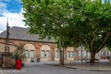 <center>Millau</center>La place du Maréchal Foch. L’école Paul Bert, dans l’ancienne Halle au blé construite en 1836.