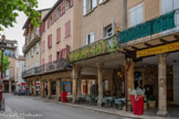 <center>Millau</center>Place Mage / Place d’Armes. Elle comporte des arcades du Moyen Âge.