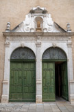 <center>Millau</center>Église Notre-Dame de l’Espinasse. Le portail d'entrée est de style Renaissance, avec deux portes encadrées de trois pilastres à cannelures et à chapiteaux corinthiens.