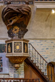 <center>Millau</center>Église Notre-Dame de l’Espinasse. La chaire à prêcher, en bois taillé et  mouluré, date du XIXe siècle. Le décor en relief est peint (faux marbre), doré. Au centre, les Tables de la Loi. De chaque côté, les Evangélistes, ici saint Matthieu à gauche et saint Jean à droite.