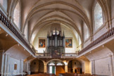 <center>Millau</center>Église Notre-Dame de l’Espinasse.  Des tribunes ceinturent l'intérieur de la nef au nord, au sud et à l'ouest, au-dessus du portail d'entrée, endroit où a été installé l'orgue. Côté sud (à gauche), on trouve, un escalier à vis, une ancienne sacristie, deux chapelles et le clocher, alors que côté nord, les anciennes chapelles et les fonts baptismaux ont disparu.