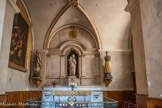 <center>Millau</center>Église Notre-Dame de l’Espinasse. La chapelle de la Vierge. La statue du XIXe siècle en marbre de la Vierge à l'Enfant de François Mahoux est encadrée par les statues de Notre-Dame de Lourdes et de Notre-Dame de la Salette, placées respectivement à gauche et à droite du retable, sur des consoles, qui sont en plâtre peint. Notre-Dame de Lourdes est représentée vêtue de blanc, les mains jointes en signe de prière, avec un chapelet. Elle appartient à une production en série d'après le modèle dit de la Vierge Soult. La statue de Notre-dame de la Salette est également issue d'une production en série. Elle est représentée coiffée d'une couronne, les bras croisés et les mains cachées dans ses manches.