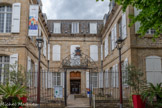 <center>Millau</center>Le musée de Millau et des Grands Causses est installé dans l'hôtel de Pégayrolles, construit en 1778 et qui faisait office d'hôtel de ville au début du XXe siècle. Les bâtiments sont en U autour d’une cour selon une mode élaborée au XVIIe siècle. Les façades sont très largement ouvertes par des fenêtres groupées trois par trois. Le décor est sobre, limité à l’encadrement de la porte, surmontée d’un balcon, et à une large corniche ponctuée de gargouilles.
1738 : Construit pour Etienne-Hyppolite de Julien de PÉGAYROLLËS, avocat général puis président du Parlement (cour de justice) de Toulouse.
 1759 : Marquis de PÉGAYROLLES pour ses terres de SAINT-BEAUZÉLY et de CASTELNAU. 
1791 : La maison abrite un club monarchique : le « Club des Amis de l’Ordre et de la Paix ». 22 mai 1791 : Elle est prise d’assaut et saccagée par les révolutionnaires.
1856 : La commune en devient propriétaire, l’Hôtel de Ville s’y installe.
1904 : Création du Musée municipal. 
1937 : La Mairie quitte les lieux ; Bibliothèque municipale, Musée puis école de musique se les partagent.