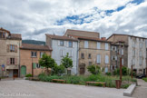 <center>Millau</center>Place du Voultre. L'aménagement de la place s'est achevé en 2021. Il a vu la démolition de l'ilot bâti face au Temple qui conservait les vestiges du portail de l'église du 17e siècle.
Dans le sous-sol subsistait aussi les vestiges de l'église, conservés sous la rue du Temple.
Les Dominicains s'installent à Millau au 13e siècle et font bâtir un premier couvent à l'emplacement de la place Emma Calvé, non loin de la maison des consuls.
Il comprend alors une église à chevet plat de 23m de long environ, un cloître qui lui était attenant au nord, d'une surface de 400 m2, et des bâtiments conventuels.
Dès 1560, les Dominicains en sont chassés pendant les guerres de Religion, qui voient s'affronter les catholiques et les protestants.