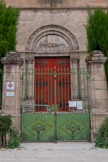 <center>Millau</center>Le temple protestant. Sur le tympan en plein cintre figure la Bible, reposant sur des palmes et une frise grecque, avec sur la page de gauche « Sainte Bible » et sur la page de droite « La parole du Seigneur demeure éternellement. St Pierre 1 x 25 »