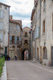 <center>Millau</center>Porte du Voultre. Dépourvue déléments défensifs, il s'agit d'une maison médiévale sur rue permettant de gagner de la place sur l'espace public. En 1629, à la suite de l'édit d'Alès, les Dominicains rentrent en possession de leurs biens. En effet, leur couvent est sans doute trop ruiné et ils souhaitent probablement marquer architecturalement la réforme catholique.
Comme l'indique le plan du milieu du 18e siècle, et le confirmant les fouilles archéologiques, ils font bâtir leur nouveau monastère de l'autre doté de la rue.
Le couvent se composait d'un ensemble comprenant une église, des bâtiments conventuels et probablement un cloître, aujourd’hui disparu. L'ensemble est achevé en 1645, date inscrite sur le fronton du portail d'entrée des bâtiments conventuels. Le couvent est vendu comme bien national à un mégissier et l'église est affectée au culte protestant. En 1867, l'église, dont la voûte menace ruine, est fermée puis finalement abattue au profit de la construction du nouveau temple, à partir de 1869.