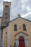 <center>Millau</center>Église Saint-Martin. L'actuelle église Saint-Martin est datée de 1709. Elle est considérée comme la première église paroissiale de Millau, en raison de son vocable, et aurait perdu son titre à l'occasion de la construction de l'église Notre-Dame de l'Espinasse, consacrée en 1095. En 1561, elle est prise par les calvinistes, puis sert de magasin d'artillerie en 1567. 1572 : A la suite du massacre de la Saint-Barthélemy, l’église est détruite. A la fin des guerres de Religion, elle est reconstruite par les Pénitents Blancs. Puis elle est vendue comme bien national en 1794, avec la maison contiguë, à un fournier, Louis Raynal. En 1876, elle porte de nouveau le titre d'église paroissiale.