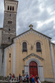 <center>Millau</center>Église Saint-Martin. Elle présente un plan allongé surplombée d'un clocher latéral. L'accès se fait au nord, sur la rue Saint-Martin, par un portail orné d'un tympan triangulaire et de deux fenêtres hautes.