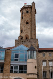 <center>Millau</center>Le beffroi. Il se compose d'une tour carrée massive remontant au XIIe siècle, à l'emplacement du château primitif des comtes de Millau, surmontée d'une tour octogonale édifiée en 1614. La partie romane assurait la sécurité de l'enceinte fortifiée dans son angle sud-ouest, et servira de prison du XVIIe au XIXe siècle et notamment pendant la période révolutionnaire.