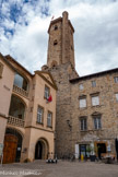 <center>Millau</center>Le beffroi. À l'origine, symbole de la domination du roi d'Aragon sur un territoire nouvellement acquis, la tour carrée devient, avec l'adjonction de la tour polygonale au XVIIe siècle, symbole d'une autorité municipale déjà vieille de 500 ans. C'est en effet le 1er avril 1187 qu'Alphonse, roi d'Aragon et comte de Barcelone, accorde aux Millavois les libertés communales permettant une administration consulaire. La tour carrée était ouverte sur la rue par un balcon d'apparat. L'ensemble est construit en pierres de taille de calcaire gris bleu régulièrement assisées de grand appareil, hormis l'encadrement des baies, de calcaire ocre. Ainsi, elle ne semble pas aménagée pour le bien vivre mais bien davantage pour marquer la domination de son détenteur, avec une forte valeur ostentatoire. La tour octogonale qui le surmonte compte trois niveaux planchéiés éclairés par des fenêtres couvertes d'arcs brisés. Elle est couronnée d'une terrasse accessible par un escalier ménagé dans la tourelle qui lui est accolée. Elle est bâtie en pierres de taille régulièrement assisées de moyen appareil de grès ocre, caractéristique des constructions du XVIIe siècle à Millau.