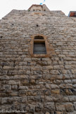 <center>Millau</center>Le beffroi. La tour carrée est éclairée par des fenêtres généralement couvertes d'arcs en plein cintre ménagées aux 2e et 3e niveaux.