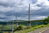 <center>Sentier des Explorateurs avec le Viaduc de Millau.</center>Quatre puits dits « marocains » assurent l'ancrage au sol du viaduc. Ils en sont les fondations les plus profondes. Creusés à l'aide de pelles hydrauliques, ils sont ensuite remplis d'armatures et de béton.
Une semelle de répartition les recouvre pour servir de base à la pile. Cet immense socle en béton armé est coulé en une seule opération à la pompe.
Deux centrales, d'une capacité nominale de 80 m3/heure, assurent les besoins en béton de tout le chantier. 5 m : Diamètre des puits ; 9 à 18 m : Profondeur des puits ; 3 à 6 m : Hauteur des semelles.