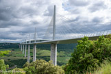 <center>Sentier des Explorateurs avec le Viaduc de Millau.</center>Chaque pile prend appui sur le sol par une semelle en béton reposant sur quatre puits marocains. Les piles sont creuses, Monolithiques à leur base, dédoublées sur les 90 mètres supérieurs. Elles supportent le tablier. Au-dessus se trouvent les sept pylones. Chacun d'entre eux permet l'ancrage de onze paires de haubans qui assurent ainsi le soutien du tablier