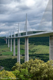 <center>Sentier des Explorateurs avec le Viaduc de Millau.</center>La hauteur des piles varie de 77 à 245 m pour P2 (la deuxième colonne), la plus haute du monde.  Le pylone de la pile P2 culmine à 343 m au-dessus du sol. Chaque pile est considérée comme un chantier indépendant. Au quotidien, 12 personnes se relaient pour 2 postes de 7 heures de travail.