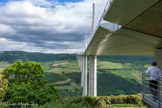 <center>Sentier des Explorateurs avec le Viaduc de Millau.</center>Le tablier est la structure creuse  sur laquelle circulent les véhicules. Il mesure 2 460 m de long et 32 m de large. Les pièces du tablier sont réalisées en usine à Lauterbourg et Fos-sur-Mer, puis livrées sur le chantier par convois exceptionnels.
Sur les causses, 150 soudeurs assemblent les éléments les uns aux autres pour former des tronçons de 171m qui seront « lancés » au-dessus de la vallée.