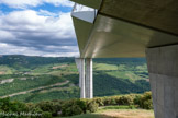 <center>Sentier des Explorateurs avec le Viaduc de Millau.</center>Les culées (une culée est la partie située sur la rive destinée à supporter le poids d'un tablier) sont du type creuses d’une largeur de 13 m, plus étroites que le tablier, et munies d’encorbellements latéraux qui prolongent la forme du tablier jusqu’à son entrée dans le terrain naturel. La culée nord, la plus proche de la zone de la barrière de péage du viaduc, renferme les locaux techniques nécessaires à l’exploitation du viaduc. Le tablier repose sur les massifs d’appui de chacune des culées par l’intermédiaire d’appuis glissants