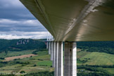 <center>Sentier des Explorateurs avec le Viaduc de Millau.</center>Le pont a un rayon de courbure de 20 km, ce qui permet aux véhicules d'avoir une trajectoire plus précise qu'en ligne droite.