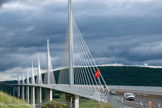 <center>Sentier des Explorateurs avec le Viaduc de Millau.</center>La tablier fait 32 m de largeur. Chaque chaussée est constituée de deux voies de 3,50 m de large, et d'une bande d'arrêt d'urgence de 3 m.