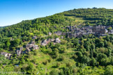 <center>Conques</center>Vue générale depuis le site du Bancarel. On pense que, dès le Ve siècle, aurait existé à cet endroit une petite agglomération autour d'un oratoire consacré au Saint-Sauveur. Cet oratoire, après le passage des Sarrasins vers 730, aurait été reconstruit par les soins de Pépin le Bref, puis par Charlemagne. Selon les récits magnifiés du poème d'Ermold le Noir et de la Chronique de Conques, l'ermite Dadon s'installe vers 790 dans un lieu désert et il y fonde un ermitage qui évolue en monastère en 800. La communauté monastique élève une église dédiée à Saint-Sauveur (Conques I). qui adopte la règle de saint Benoît avant 801 sous la direction de l'abbé Medraldus, successeur de Dadon. Ainsi structurée, cette abbaye réunit progressivement d'importants domaines fonciers et constitue un îlot de prospérité dans la détresse économique du IXe siècle.