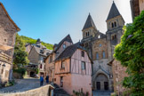 <center>Conques</center>L'église abbatiale Sainte-Foy. Cet édifice roman a été construit aux XIe et XIIe siècles ; les deux tours de façade datent du XIXe siècle. La partie qui fait la célébrité du lieu est le tympan. L'abbatiale conserve également un trésor comprenant des pièces d'art uniques de l'époque carolingienne. L'intérieur est décoré par des vitraux de Pierre Soulages.