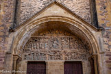 <center>L'église abbatiale Sainte-Foy</center>Ce tympan est considéré comme « l'une des œuvres fondamentales de la sculpture romane par ses qualités artistiques, son originalité et par ses dimensions ». Ce tympan représente une parousie, l'histoire du Salut et le Jugement dernier, d'après l'Évangile selon Matthieu. Le maître de Conques a sculpté sur 24 blocs de calcaire jaune (blocs juxtaposés, sculptés avant la pose et repris ensuite) trois registres en 29 tableaux et 124 personnages qui présentent des traces de polychromie.