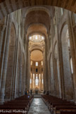 <center>L'église abbatiale Sainte-Foy</center>Dès l'entrée dans l'édifice, le visiteur est marqué par la verticalité de la nef principale que l'arcature large et basse du narthex cachait en partie.