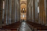 <center>L'église abbatiale Sainte-Foy</center>Elle est construite suivant un plan en croix classique, mais à cause de la configuration du terrain (en pente), le transept est plus long que la nef.