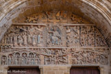 <center>L'église abbatiale Sainte-Foy</center>Ces trois registres correspondent à une organisation verticale du temps (les trois niveaux temporels) et de l'espace (les trois mondes célestes, terrestres et souterrains) : le registre inférieur représente les mondes souterrains, l'ici-bas des temps passés avec à gauche (à droite du Christ) le Paradis et le Limbe des patriarches, à droite le séjour des morts dans les enfers. Le registre médian est associé au monde terrestre, au temps présent, l'ici-bas des contemporains, avec à gauche la procession des élus et à droite les pécheurs vivants qui n'ont pas subi encore leur jugement particulier. Le registre supérieur correspond aux Cieux (domaines de l'éternité, de l'intemporel), à l'avenir, l'au-delà céleste d'après le Jugement.