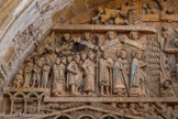 <center>L'église abbatiale Sainte-Foy</center>Dans cette procession des élus, on peut reconnaître la Vierge Marie et saint Pierre (personnages nimbés), qui sont suivis par des personnages, probablement ceux qui ont marqué l'histoire de l'abbaye : Dadon (son fondateur représenté en ermite), un abbé (Odolric ou Bégon) qui tient par la main un roi (Charlemagne, bienfaiteur légendaire de l'abbaye, ce que rappelleraient les deux clercs qui le suivent, porteurs de présents, un diptyque et une châsse). Dessous dans l'écoinçon, faveur insigne, sainte Foy est prosternée devant la main auréolée de Dieu ; à gauche est représentée son église (symbolisée par l'autel, le trône de la sainte et les chaînes suspendues des prisonniers qu'elle a libérés). Au-dessus du cortège des anges présentent des phylactères où sont inscrits les noms de quatre vertus ; Foi, Charité, Constance, Humilité.