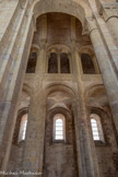 <center>L'église abbatiale Sainte-Foy</center>Elle présente une double enveloppe (nef et abside pour la première, collatéraux et déambulatoire pour la seconde), et une élévation à deux niveaux, les tribunes donnant sur le vaisseau central par des baies géminées.