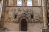 <center>L'église abbatiale Sainte-Foy</center>Peinture monumentale : Martyre de sainte Foy 15e siècle. Sainte Foy avait tout juste 13 ans quand elle subit le martyre, le 6 octobre 303, en la ville d'Agen d'Aquitaine, à une époque où la religion chrétienne était interdite par l’empereur romain Dioclétien. Malgré son jeune âge et sa situation sociale, Foy fut convoquée devant Dacien, gouverneur de l'Aquitaine, et soumise à un long interrogatoire avec flatteries, promesses et menaces. Devant son héroïque détermination envers son Seigneur, Dacien la condamna à être brûlée vive. Alors qu’elle était étendue sur le gril, il se mit à pleuvoir. Le feu ne lui fit aucun mal. Sainte Foy fut alors décapitée. Son courage et sa fermeté provoquèrent le retour de l’évêque Caprais et des autres chrétiens d’Agen. Tous subirent le martyre. Des soldats païens, impressionnés par leur témoignage, se convertirent au Christ et les accompagnèrent dans le martyre.