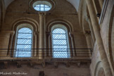 <center>L'église abbatiale Sainte-Foy</center>Transept sud. À la fin des années 1980, Pierre Soulages, peintre ruthénois, a travaillé sur le verre pour doter l'abbatiale de Conques de nouveaux vitraux, destinés à remplacer de précédents éléments conçus par le verrier limousin Francis Chigot après la guerre, rapatriés ensuite au lycée Turgot de Limoges. L'artiste voulait un verre non teinté correspondant à la règle stricte des moines réguliers : les vitraux de cathédrales étaient destinés à enseigner la Bible au peuple illettré, pas à distraire les moines érudits. Ne trouvant pas de verre à sa convenance, il a élaboré, après plusieurs centaines d'essais, un verre sur lequel des fragments de verre ont été soudés par cuisson, donnant un verre translucide. peintures de l'artiste54