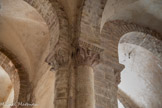 <center>L'église abbatiale Sainte-Foy</center>Petit masque entouré de feuillage.