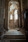 <center>L'église abbatiale Sainte-Foy</center>À l'Est de l'édifice, les sept chapelles ouvertes sur le déambulatoire et sur le transept multipliaient le nombre des autels secondaires et autorisaient la célébration simultanée de la messe par les prêtres.