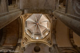 <center>L'église abbatiale Sainte-Foy</center>La croisée est surmontée d'une coupole gothique du XV° siècle, la précédente s'étant effondrée. Sa clef de voûte est ornée du blason de l'abbé qui l'a fait reconstruire. Le tambour est percé de baies cintrées.