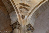 <center>L'église abbatiale Sainte-Foy</center>De l'autre côté, les têtes de saint Pierre (ici) et de saint Paul.