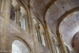 <center>L'église abbatiale Sainte-Foy</center>L'élévation est à deux niveaux. Les grandes arcades, étroites, sont surmontées de baies géminées correspondant aux tribunes. Les piles sont alternativement cruciformes et rectangulaires. Ces dernières sont agrémentées de colonnes engagées sur leurs quatre faces.